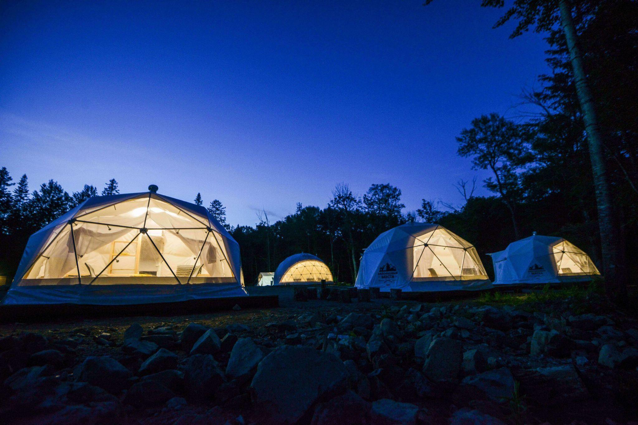 Глэмпинг казань. Хабаровский край Glamping Park. Глэмпинг Анюйский. Глэмпинг парк Хабаровск. Анюйский национальный парк глэмпинг.