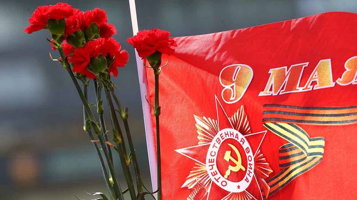 На посла РФ в Польше напали во время попытки возложить цветы на кладбище советских солдат На посла РФ в Польше напали во время попытки возложить цветы на кладбище советских солдат